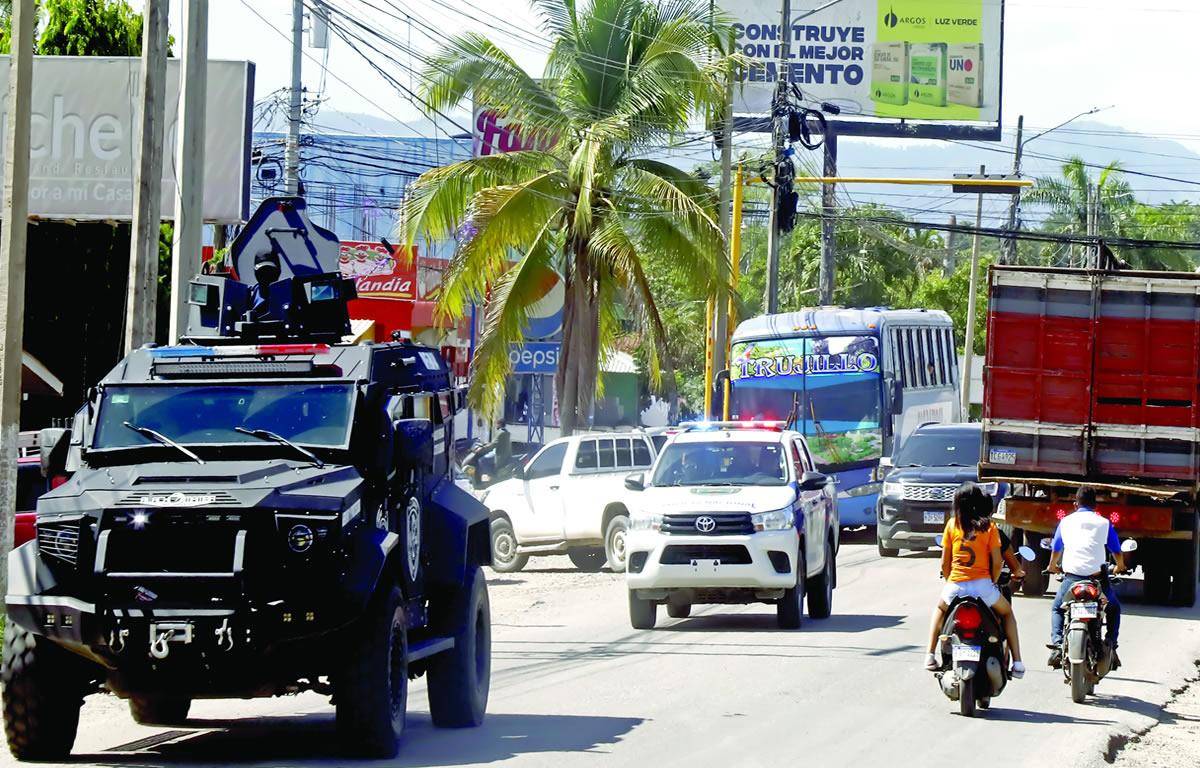 $!Por Sabá circulaban dos Black mamba y varios equipos policías con rumbo a Tocoa donde permanecerán un tiempo.