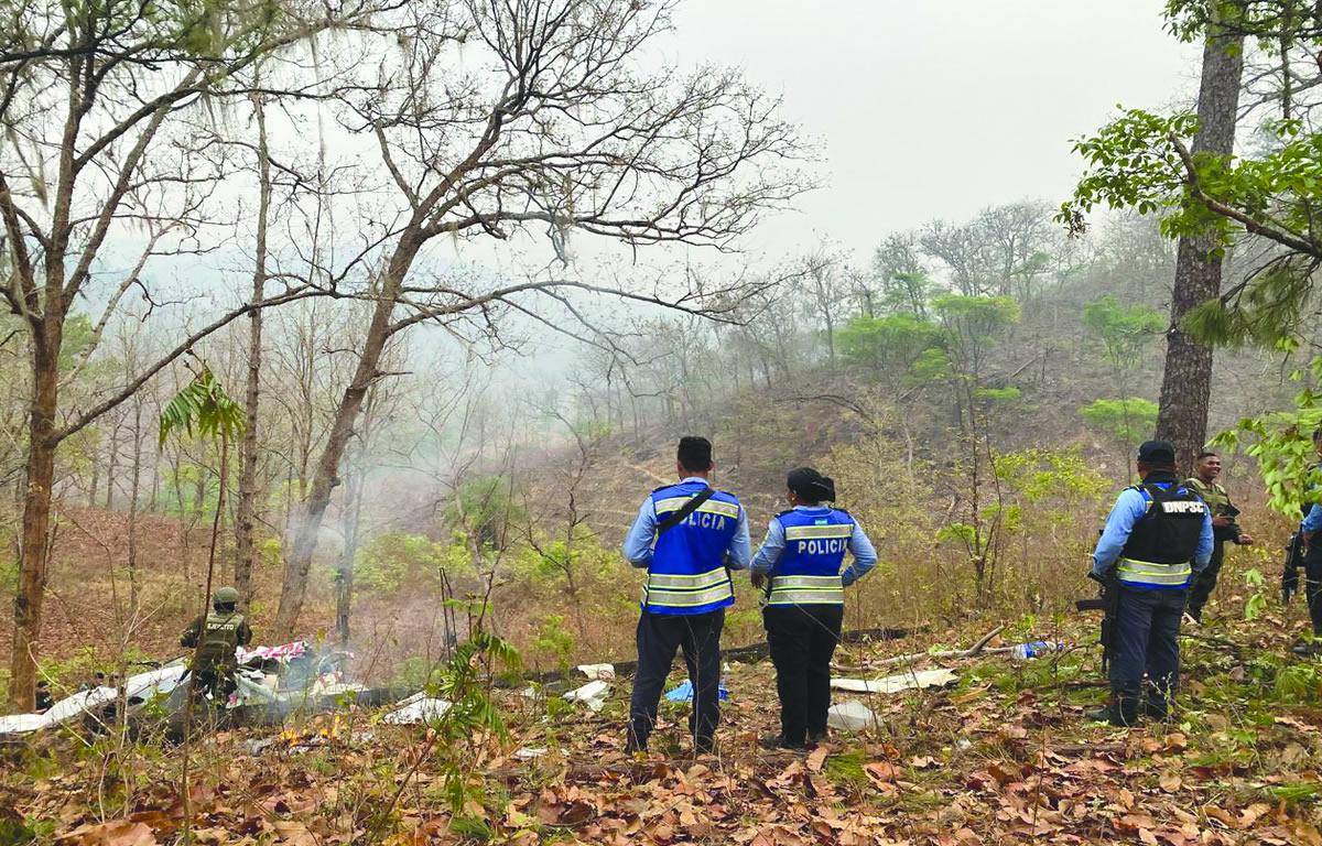 $!El lugar donde impactó la avioneta del empresario Alan Flores está bajo resguardo policial para tratar de que no se escape ningún detalle en torno a las investigaciones.