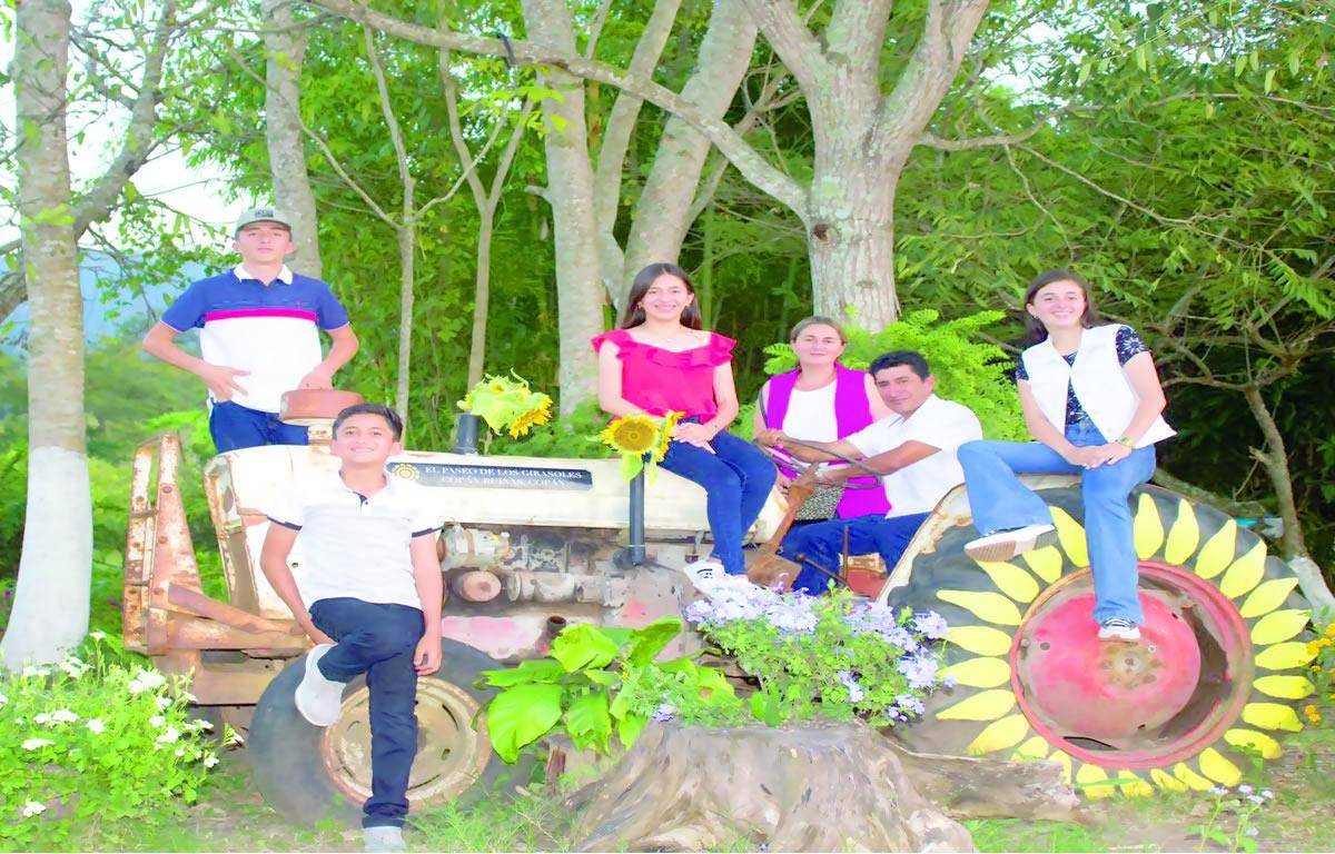 $!La familia Fuentes Villeda vive con orgullo los éxitos que desde pequeños acumulan los cuatro niños de la casa. 2. La infancia de los trillizos fue totalmente feliz.