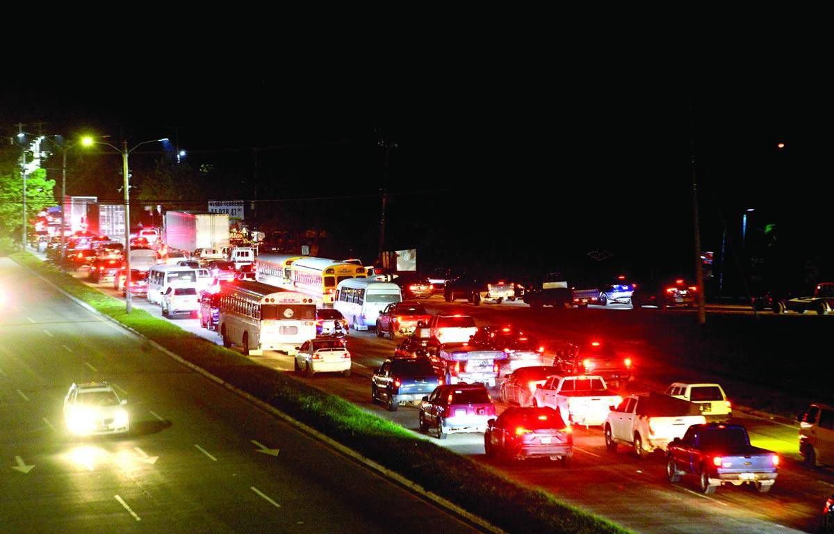 $!Las largas horas de tráfico diario afectan a padres, estudiantes y trabajadores en las principales rutas de la región.