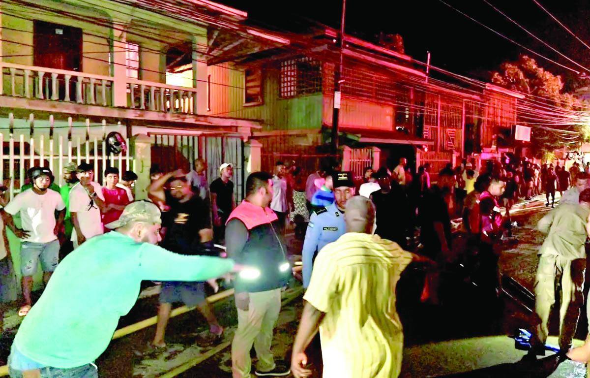 $!Lo cierto es que decenas de isleños se sumaron a los bomberos para sofocar el siniestro, que devoró casi todo el centro asistencial.