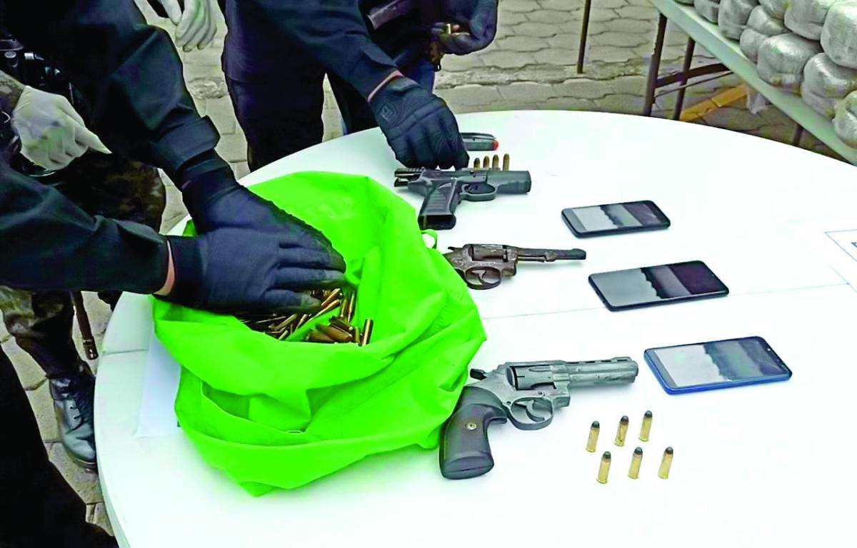 Presentación de evidencia decomisada en el operativo policial atestado a la organización criminal.