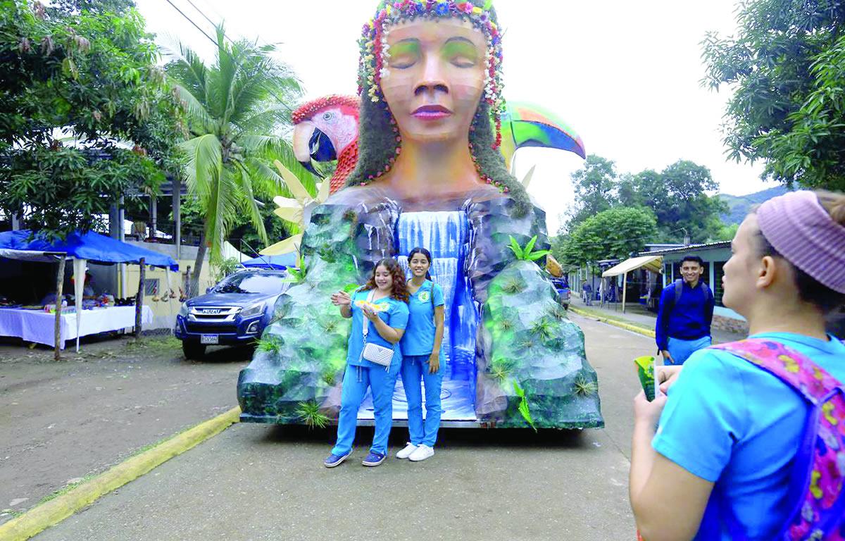 14 chimeneas gigantes se quemarán hoy en el festival de Trinidad, Santa Bárbara