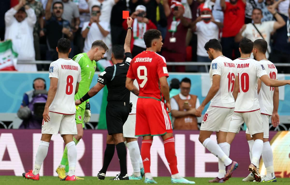 ¡Fuerte falta! El primer expulsado del Mundial de Qatar 2022