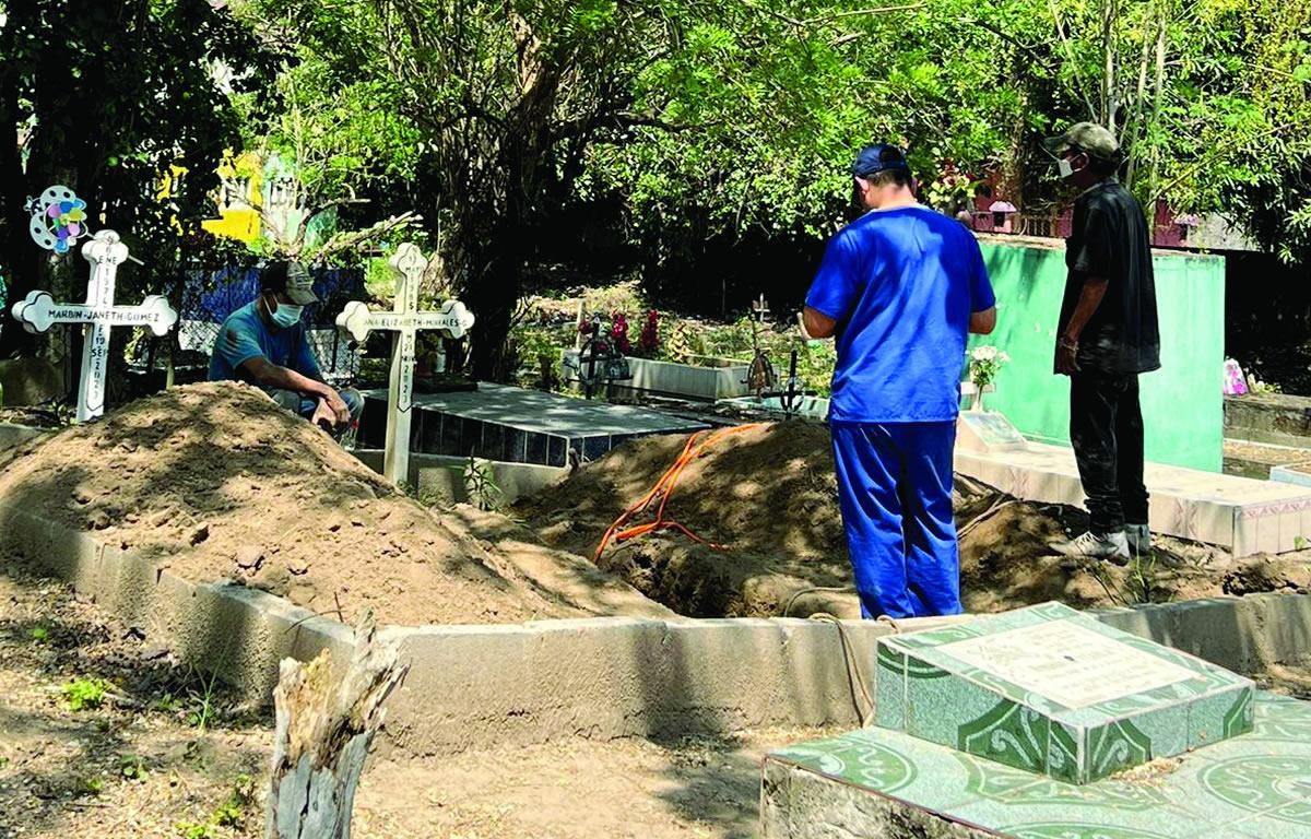 Exhuman cadáver de mujer en cementerio de La Lima