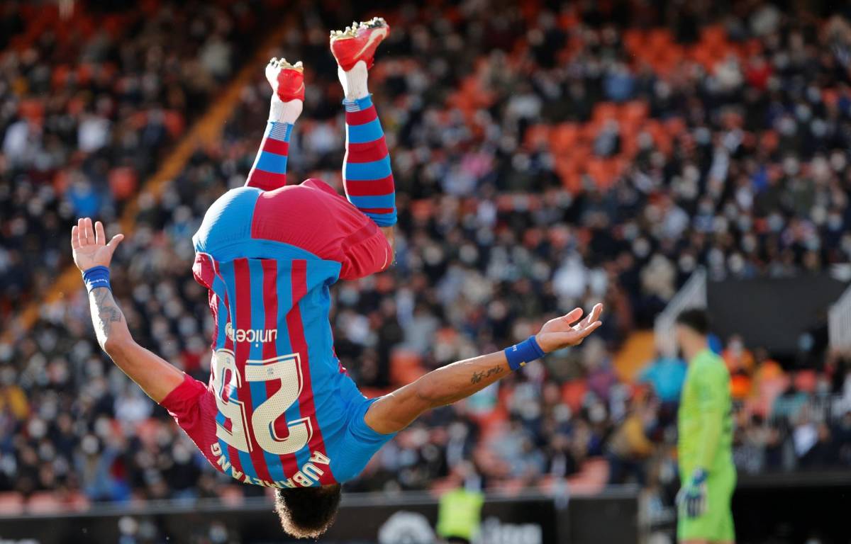 Pierre-Emeryck Aubameyang y su festejo tras estrenarse como goleador del Barcelona.