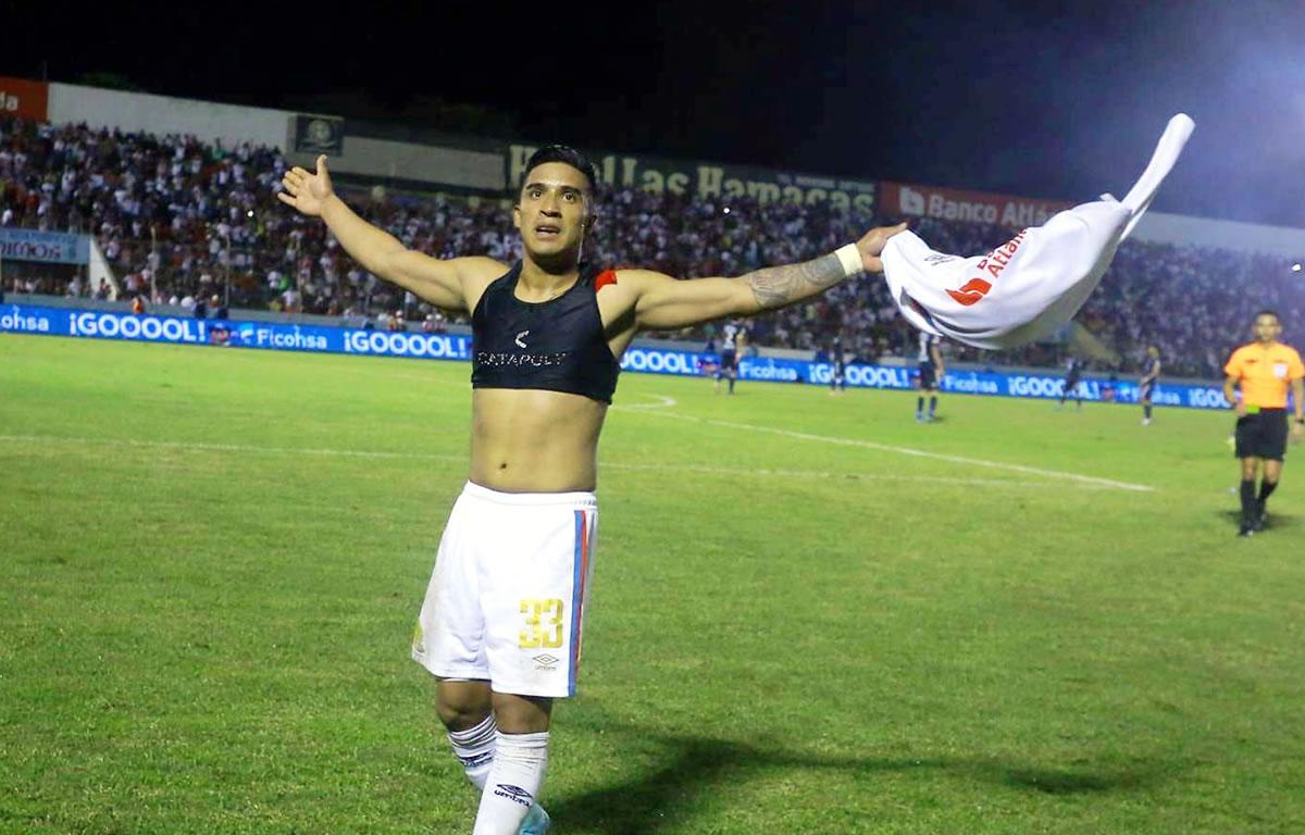 Jugadón del ’Paton’ Mejía y golazo de despedida de Chirinos