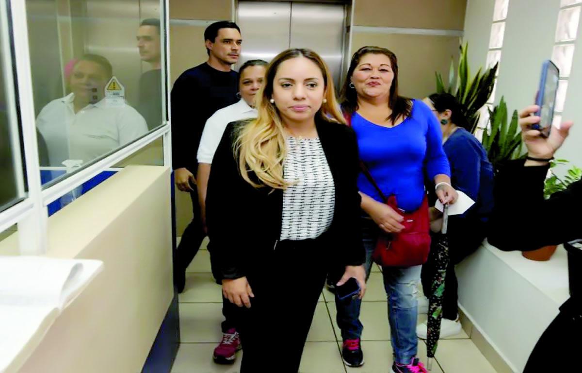 Precandidata acude al Conadeh a pedir protección