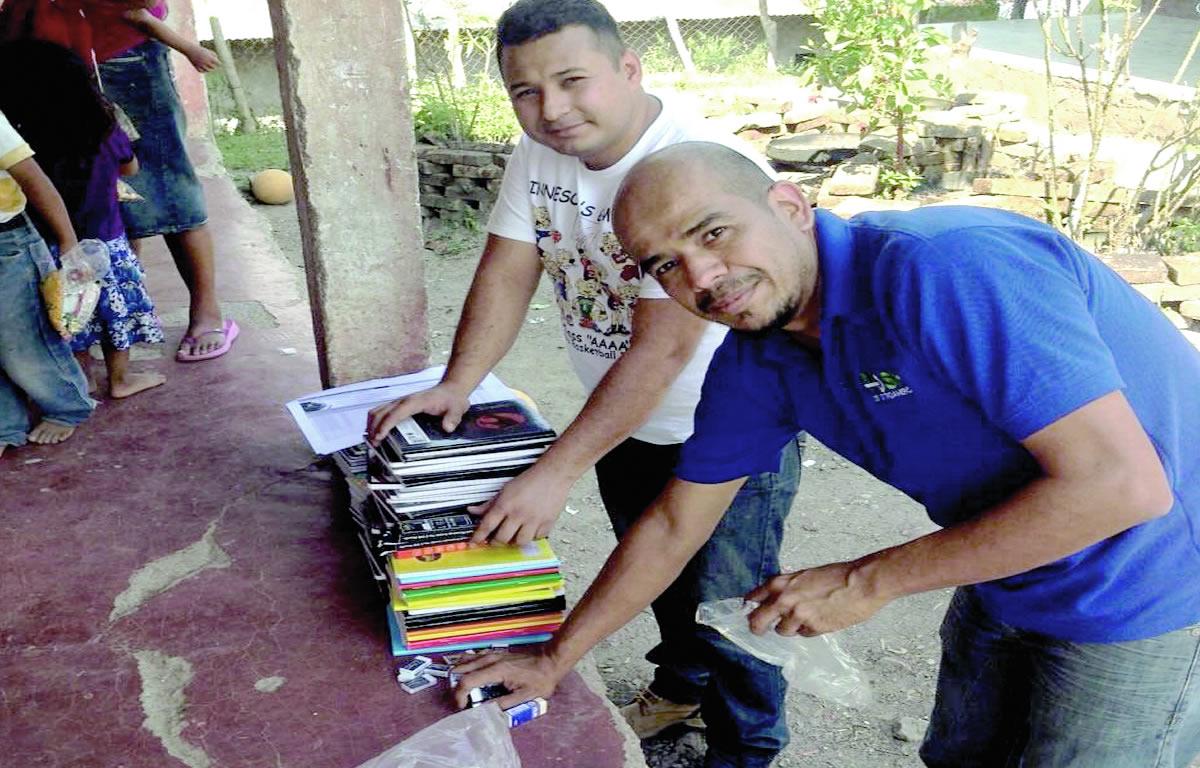 El sampedrano entrega útiles escolares en Copán.