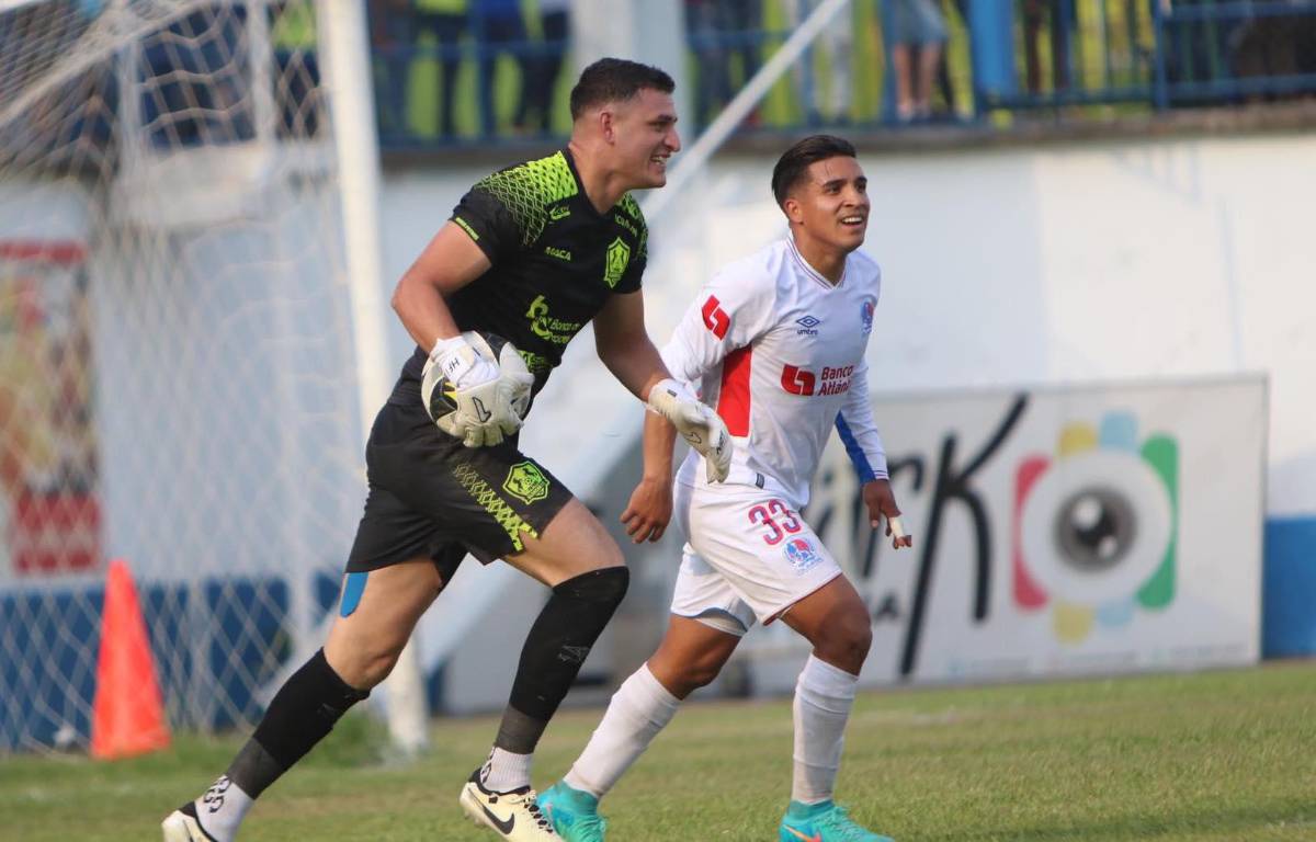 El portero Harold Fonseca del Olancho FC ha tenido bastante trabajo.