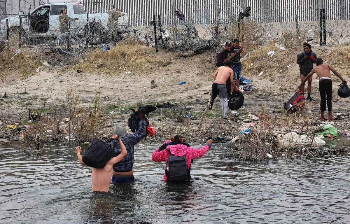 M Migrantes cruzan el Río Bravo, en la frontera que divide a México de los Estados Unidos.
