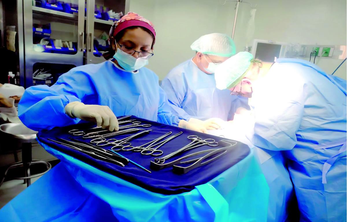 Cada año unas 11,000 parejas presentan problemas de infertilidad por varias razones. Imagen de la cirugía realizada en el Hospital del Valle.