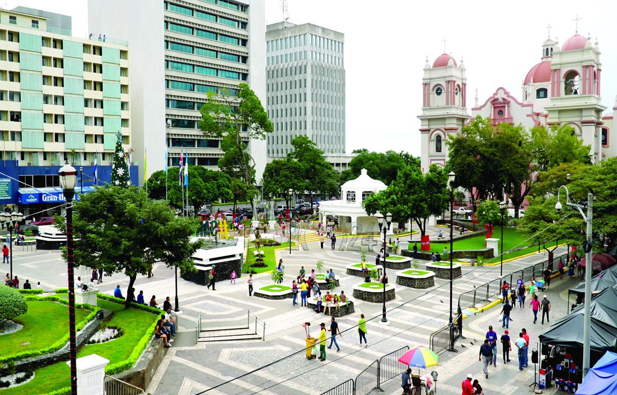 $!El valle de Sula “es la gallina de los huevos de oro de todos los hondureños, debemos cuidarlo y potenciarlo, desde Puerto Cortés hasta Villanueva”, aconsejó Yibrín. Lamentó que se desaprovechara la ayuda ofrecida por el gobierno de Estados Unidos a través de la vicepresidenta Kamala Harris. Lamenta la falta de divisas y el estancamiento de la economía.