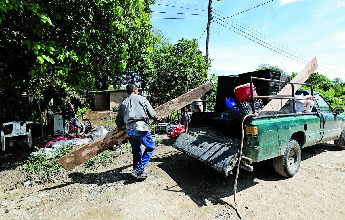 $!Ayer aún estaban sacando enseres de sus casas en San Isidro y la colonia Miraflores.