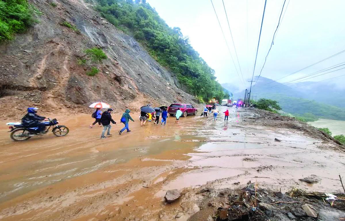 Temporal provoca caos y derrumbes en la zona norte