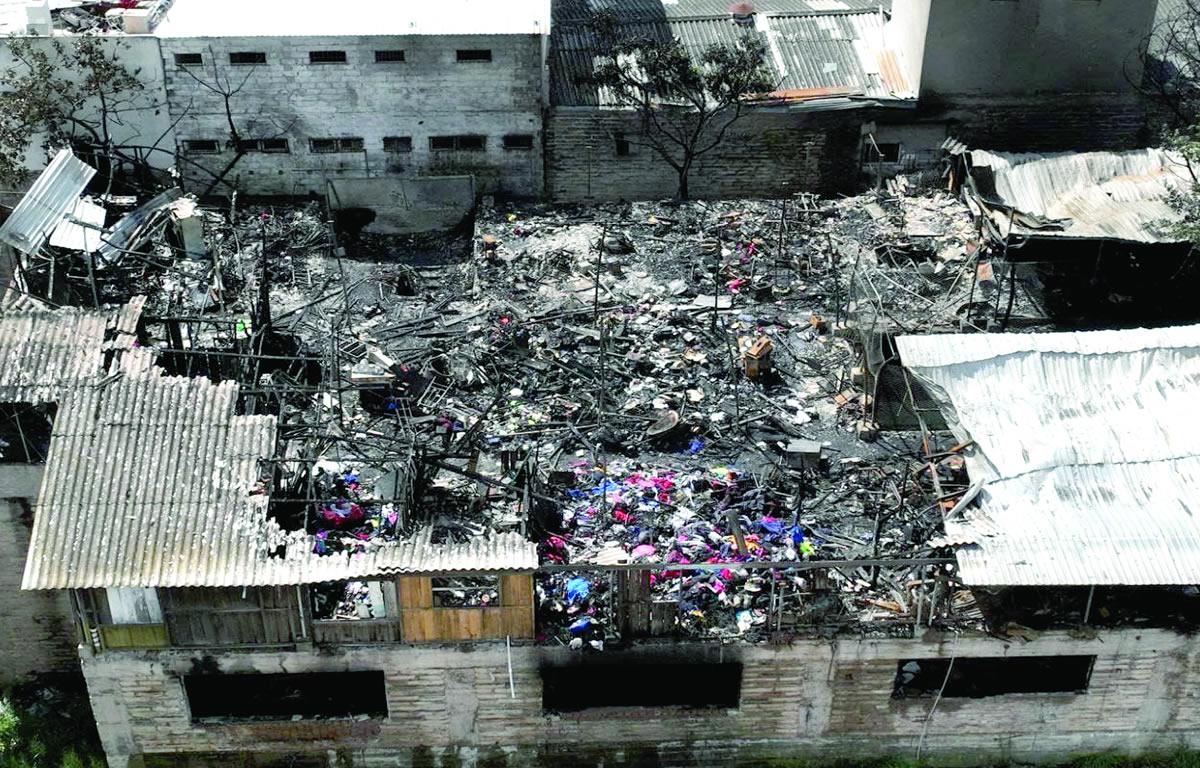 Cortocircuito sería la causa de incendio que arrasó con mercado