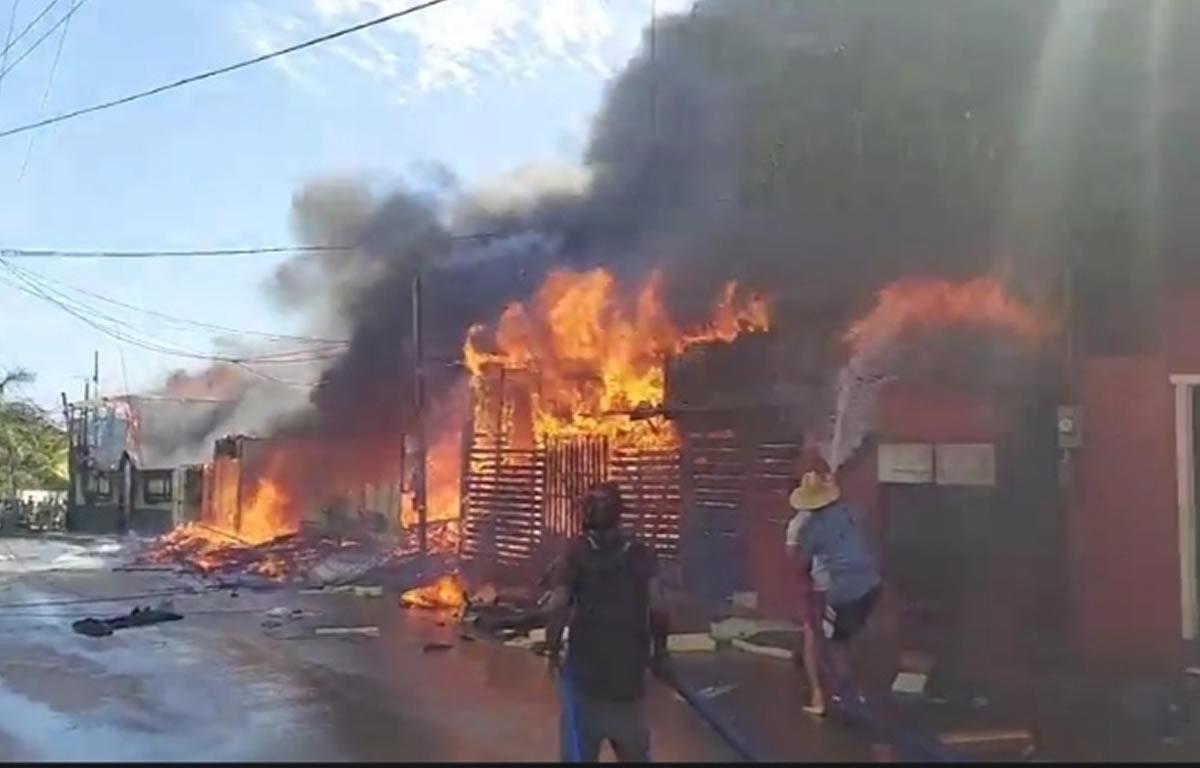 Muerte y destrucción deja voraz incendio en la isla de Roatán