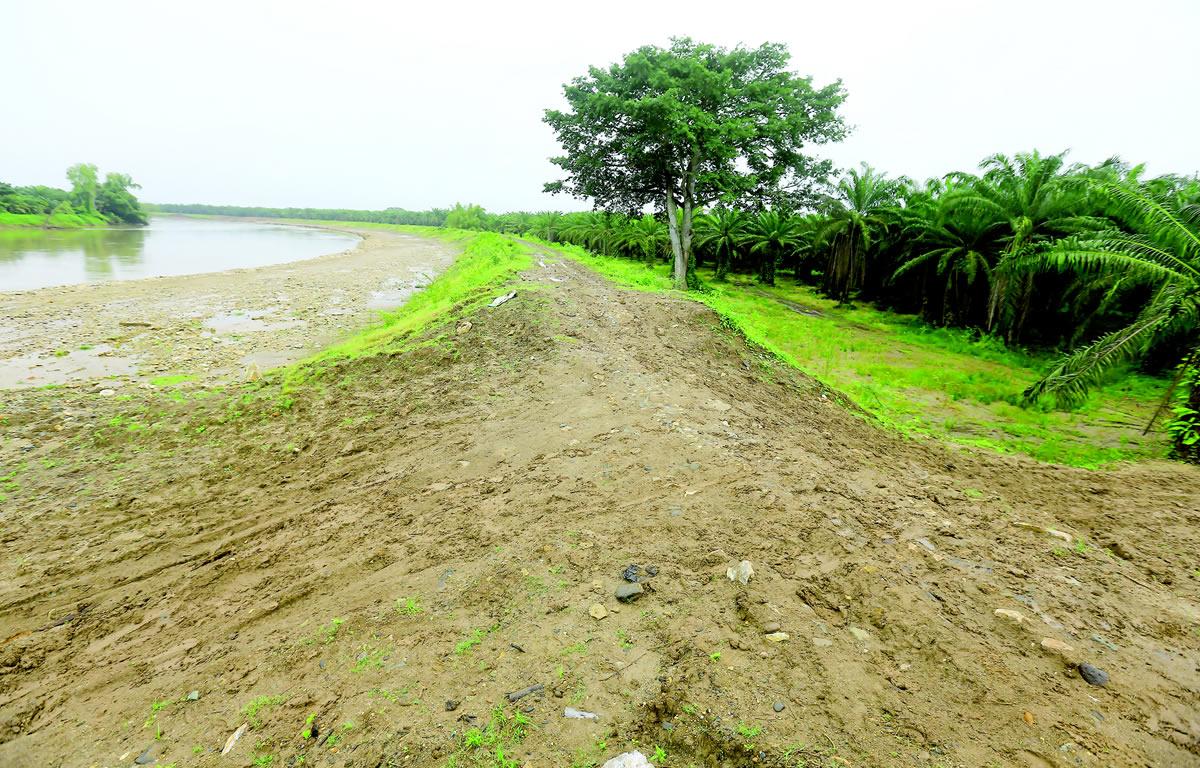 $!En Urraco fue construido un bordo, pero faltan las escolleras para reforzar.