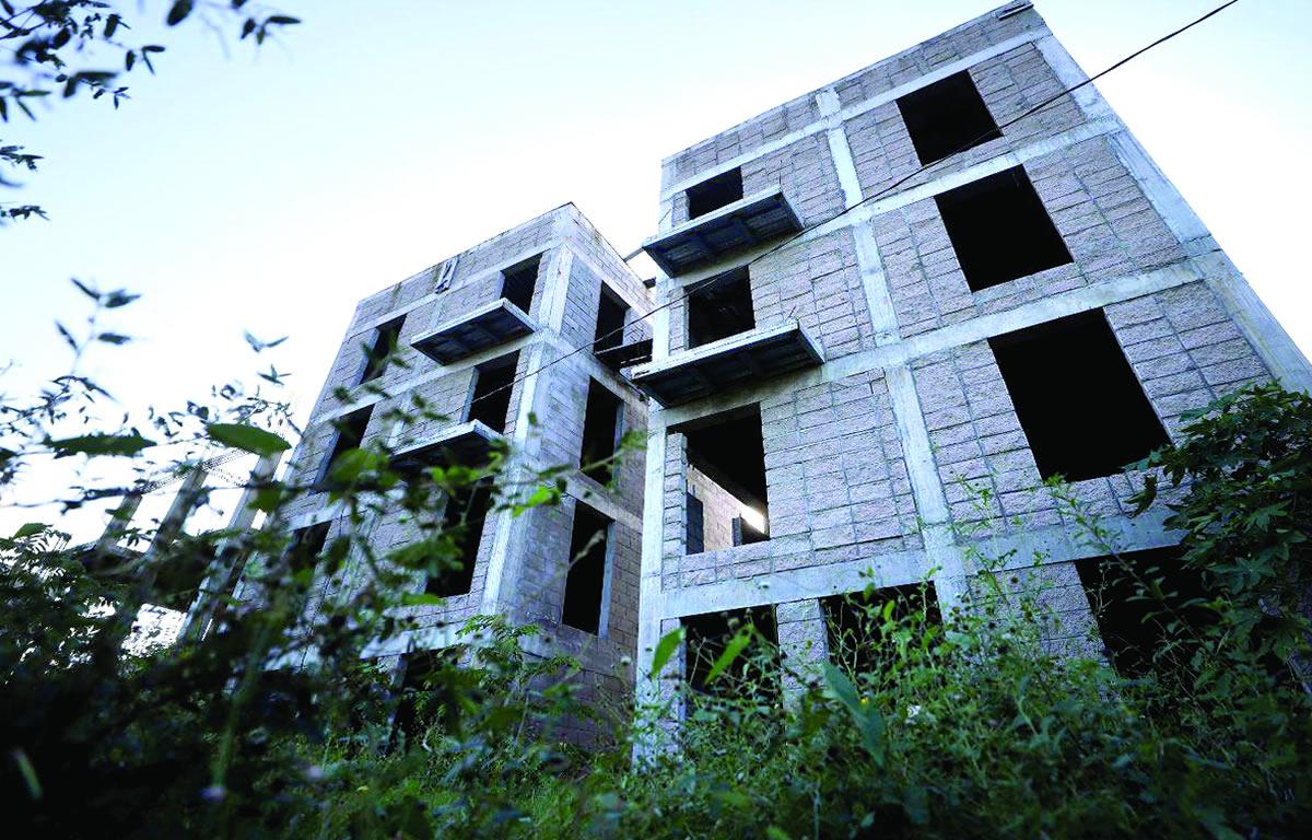 $!Pocas viviendas han sido entregadas, y aunque algunos proyectos no se han detenido, van a paso de tortuga pese a la urgente necesidad de las familias damnificadas.