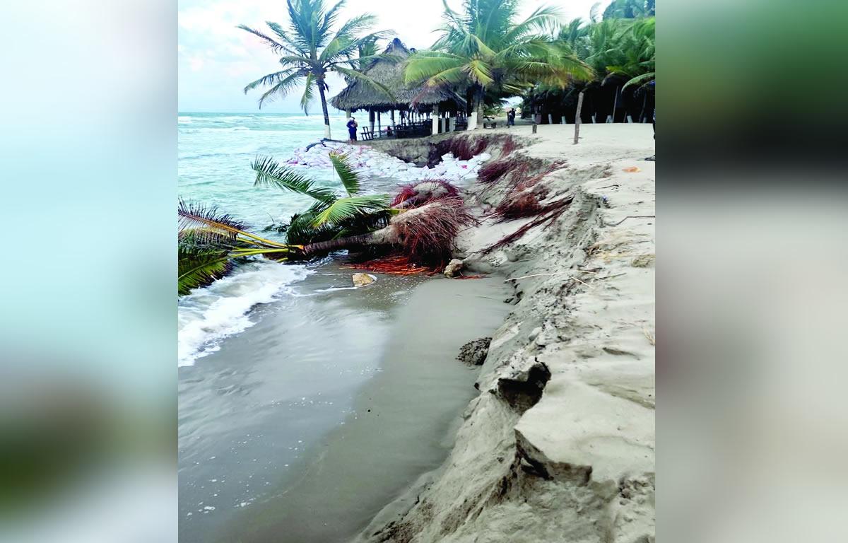 Preocupa indiferencia por avance del mar hacia la comunidad de Miami, Tela