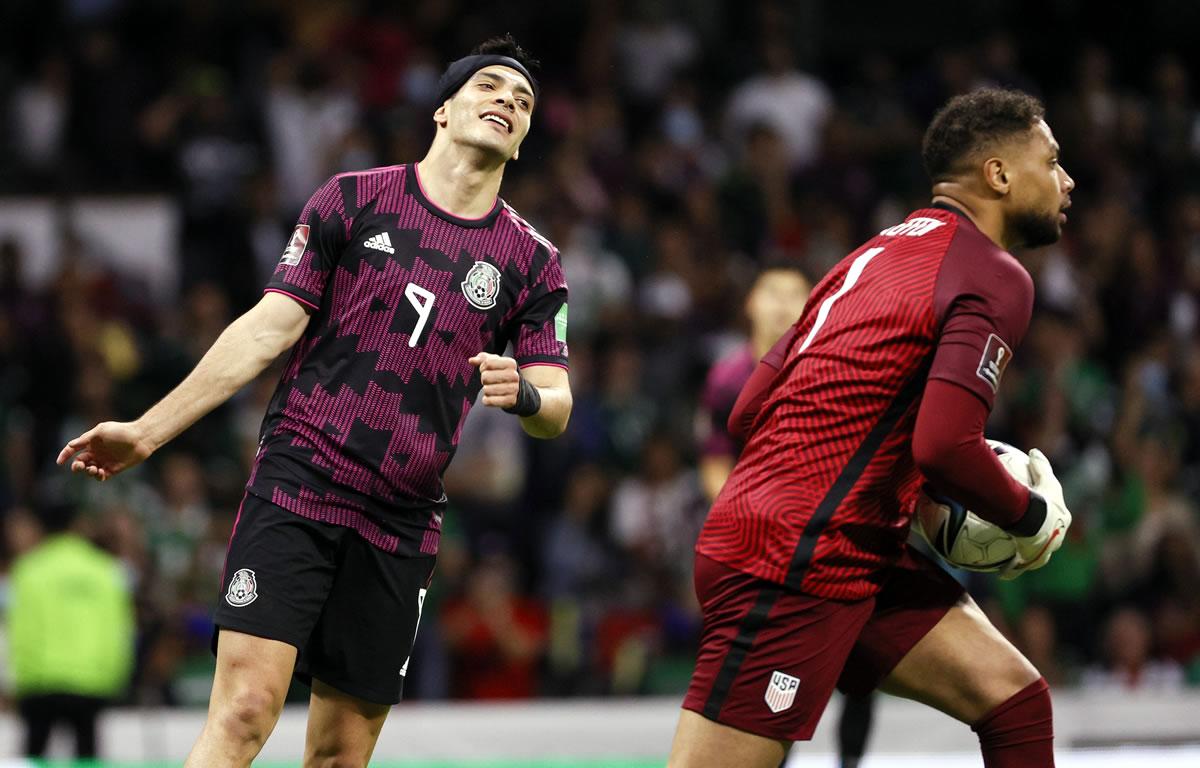 Raúl Jiménez se lamenta frente al arquero estadounidenste Zacks Steffen.