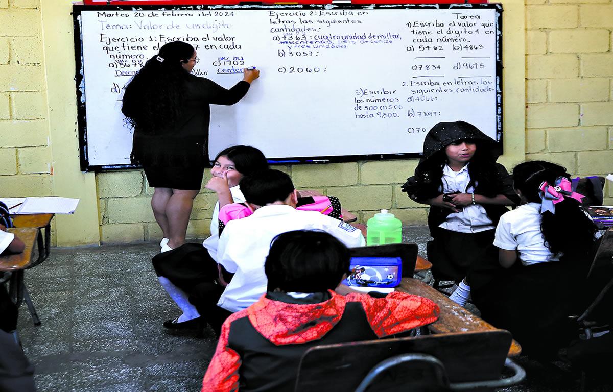 Docentes no quieren pagar más por cotización