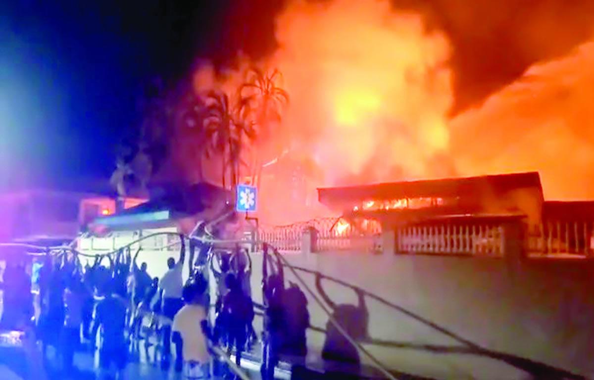 $!Tragedia. De 10:00 pm a 2:00 am duraron las labores para controlar el incendio, pero al final el fuego se expandió.