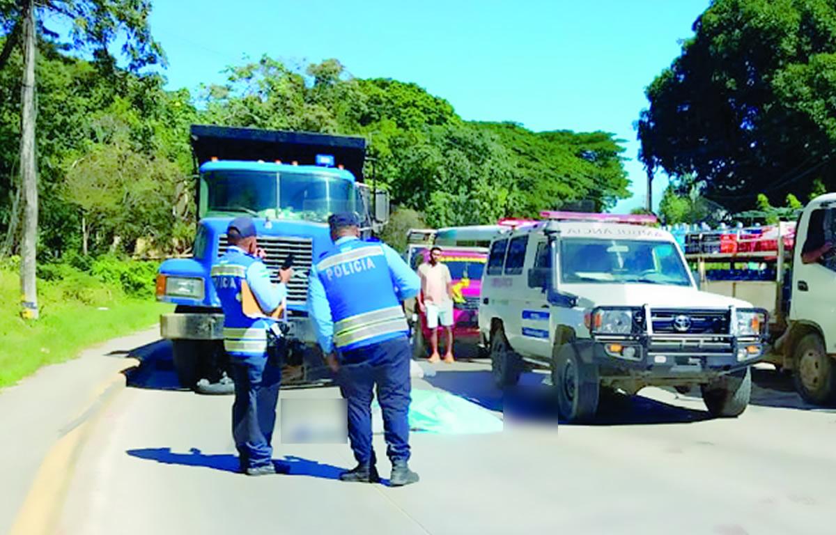 Dos adolescentes pierden la vida al chocar con volqueta