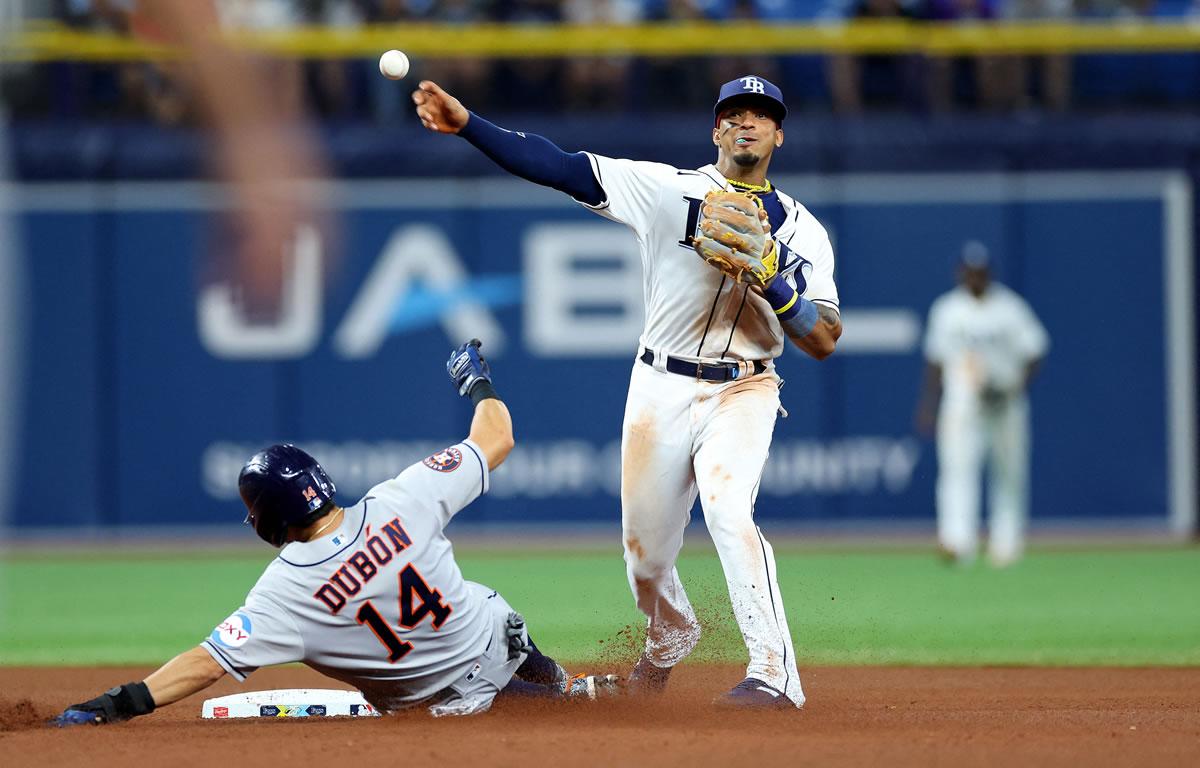 Wander Franco de Tampa Bay convierte un doble play cuando Mauricio Dubon se desliza a segunda base en la sexta entrada.