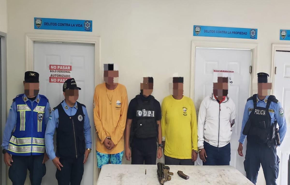 Las autoridades nacionales junto a los capturados.