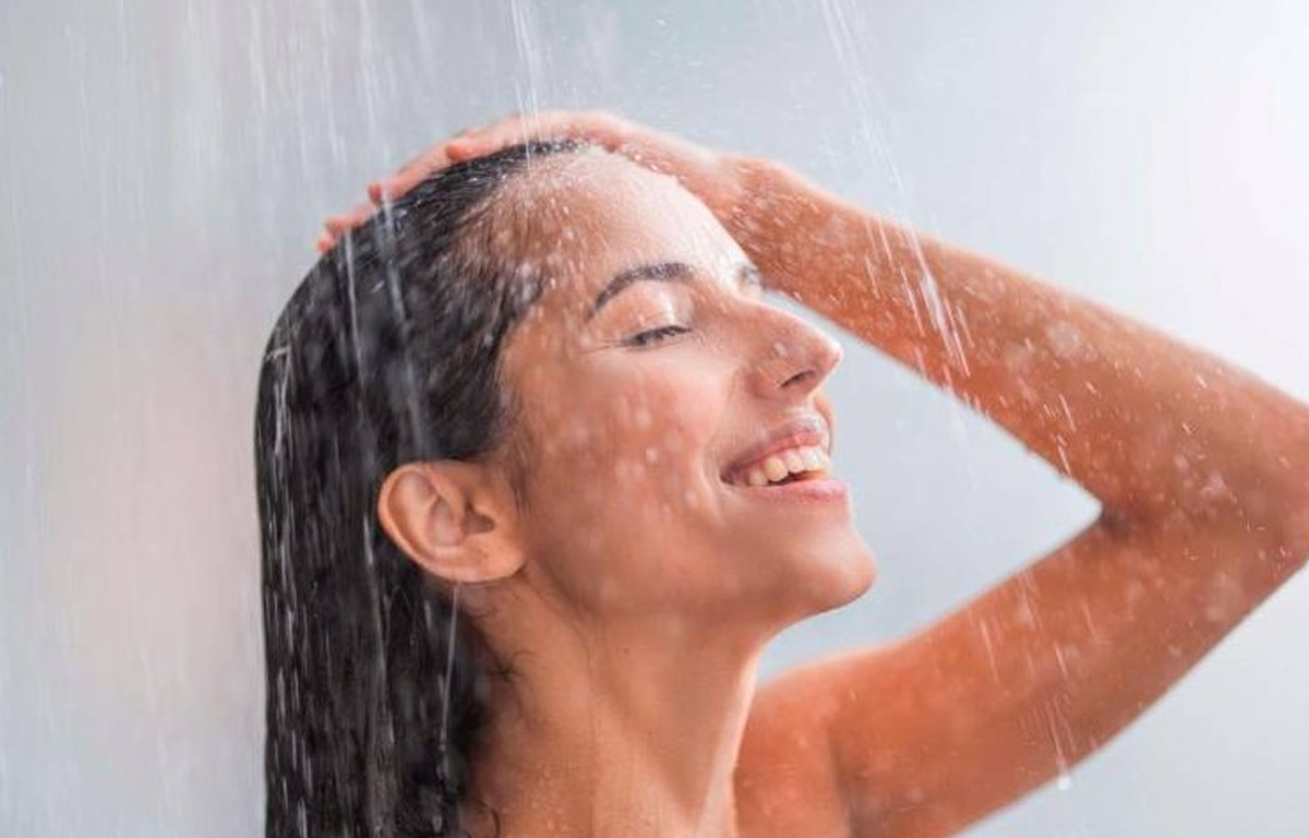 “Bañarse en pareja no es malo”, dicen expertos en salud