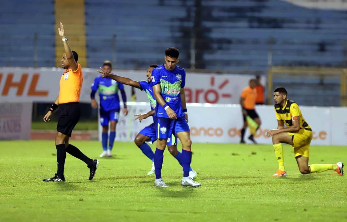 El árbitro Selvin Brown le anuló un gol a Ángel Tejeda por posición adelantada.