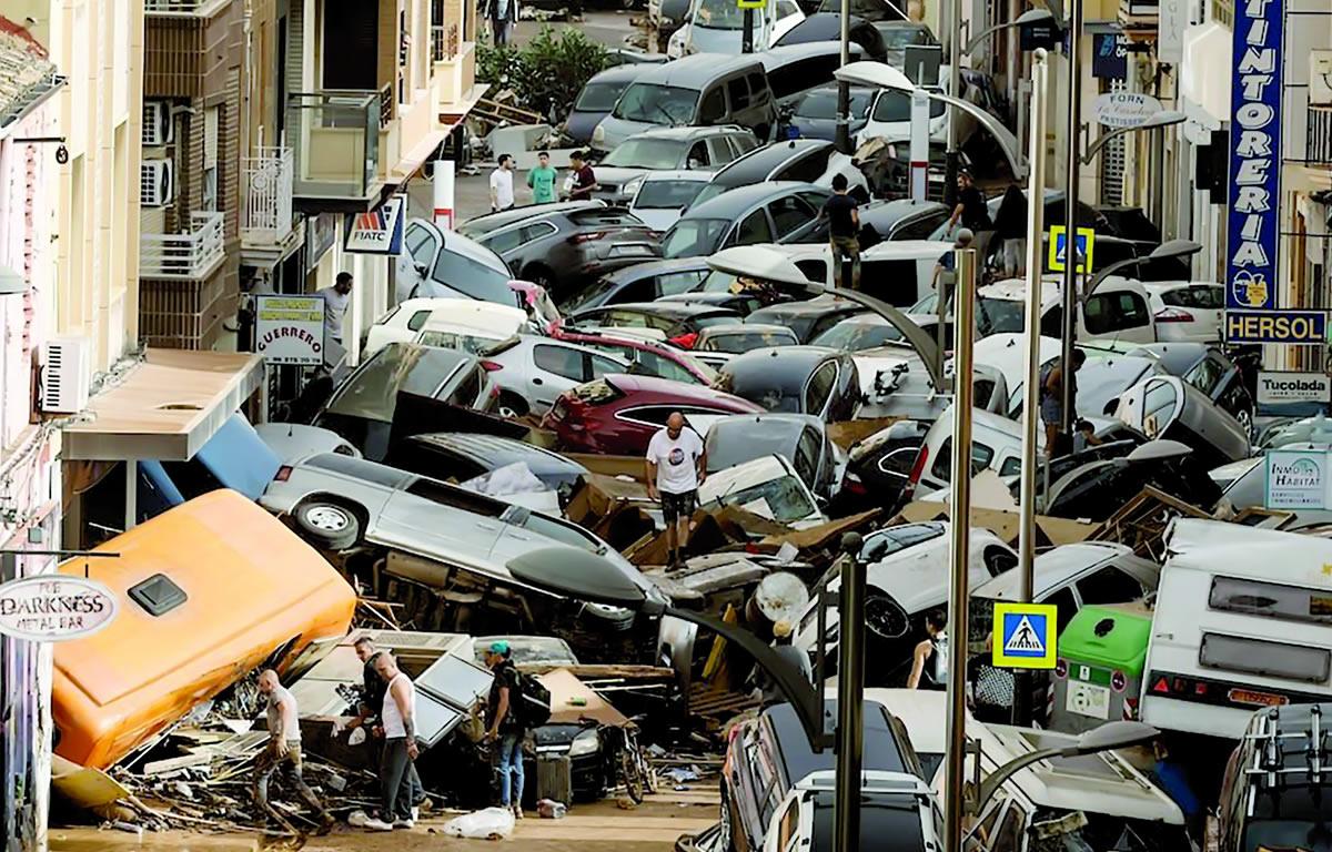 $!La pila de carros volcados por el paso de la dana sucedió en Picaña. Ayer continuaban buscando sobrevivientes.