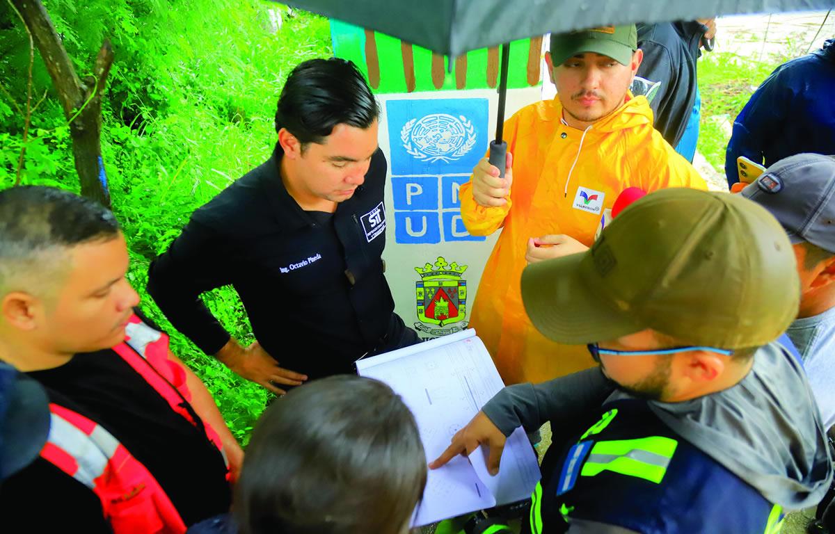 Ministro de Infraestructura y Transporte conversa con ingenieros que instalarán el nuevo puente en la colonia Flor de Cuba.