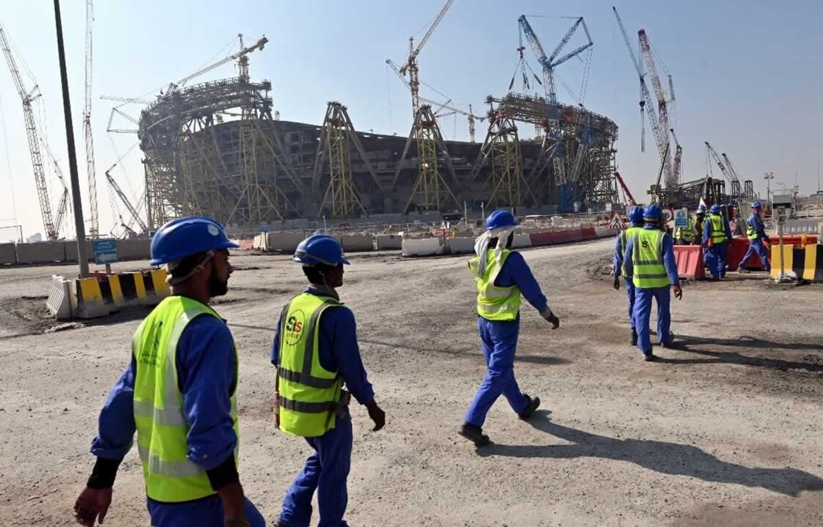 Qatar admite muerte de casi 500 migrantes en obras del Mundial