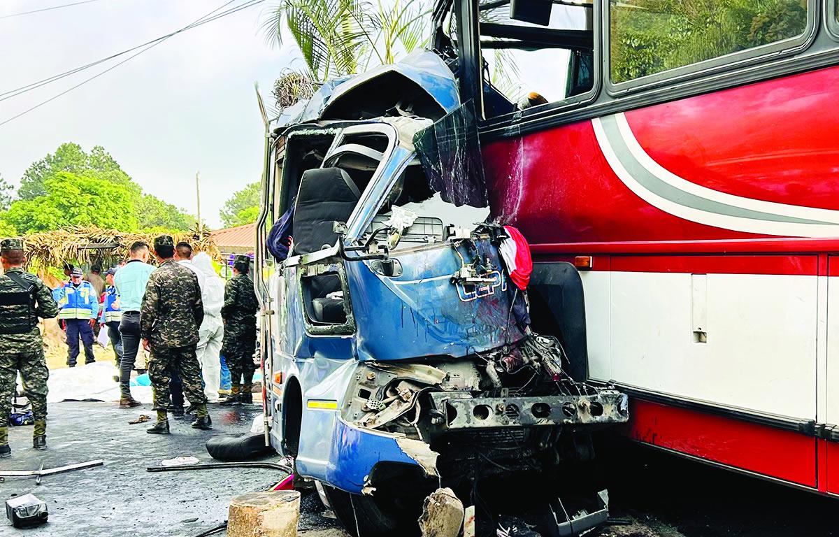 <b>Las dos unidades de transporte chocaron frontalmente en San Juan de Opoa, Copán. Fotos: Mariela Tejada.</b>