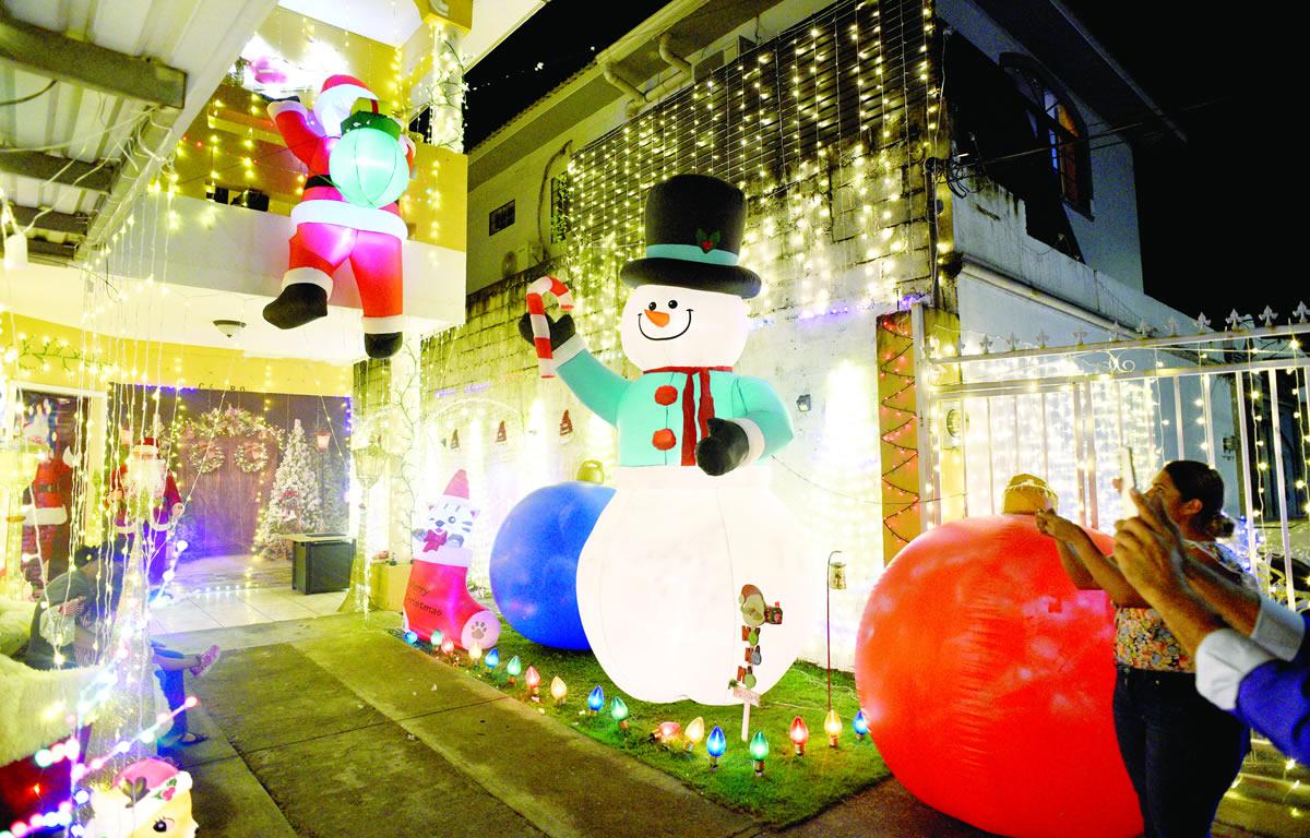 Su villa navideña está integrada por diferentes decoraciones alusivas a la temporada: Santa Claus, esferas y muñecos de nieve inflables, cientos de luces de colores, trineos, renos, pinos y muchas decoraciones más.