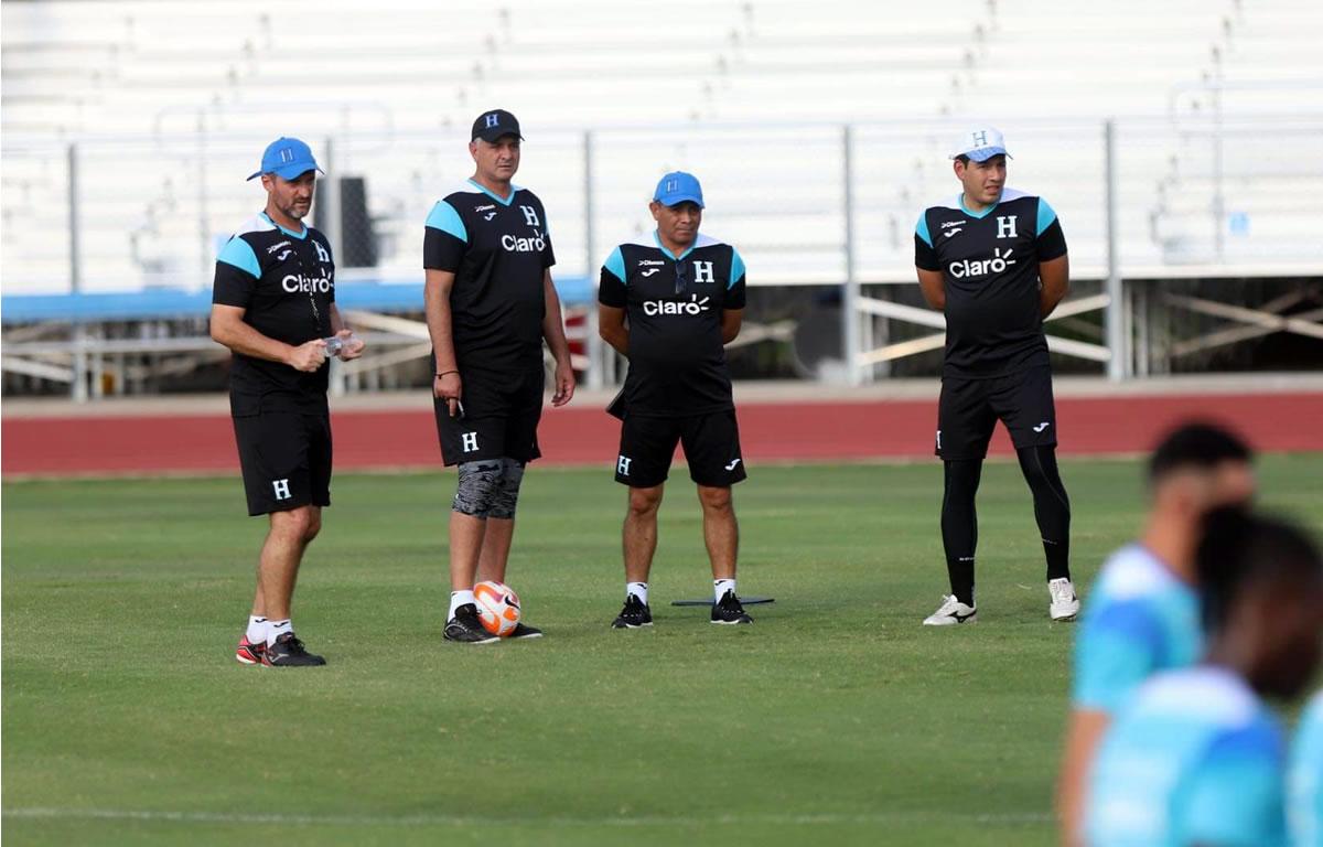 Diego y su cuerpo técnico observando la práctica.