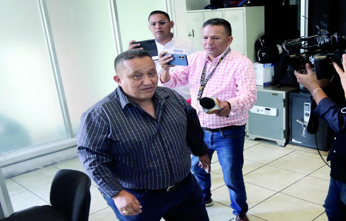 Bomberos testifican por compra irregular