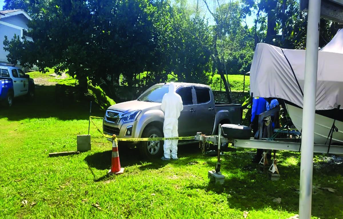 Técnicos y laboratoristas de la DPI inspeccionan el vehículo del empresario isleño Roy Dilbert abandonado en Omoa.