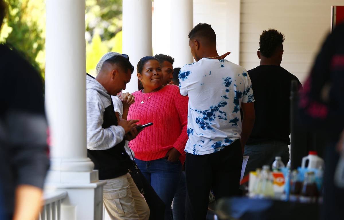 Migrantes trasladados por Florida pueden obtener visas como víctimas de un crimen