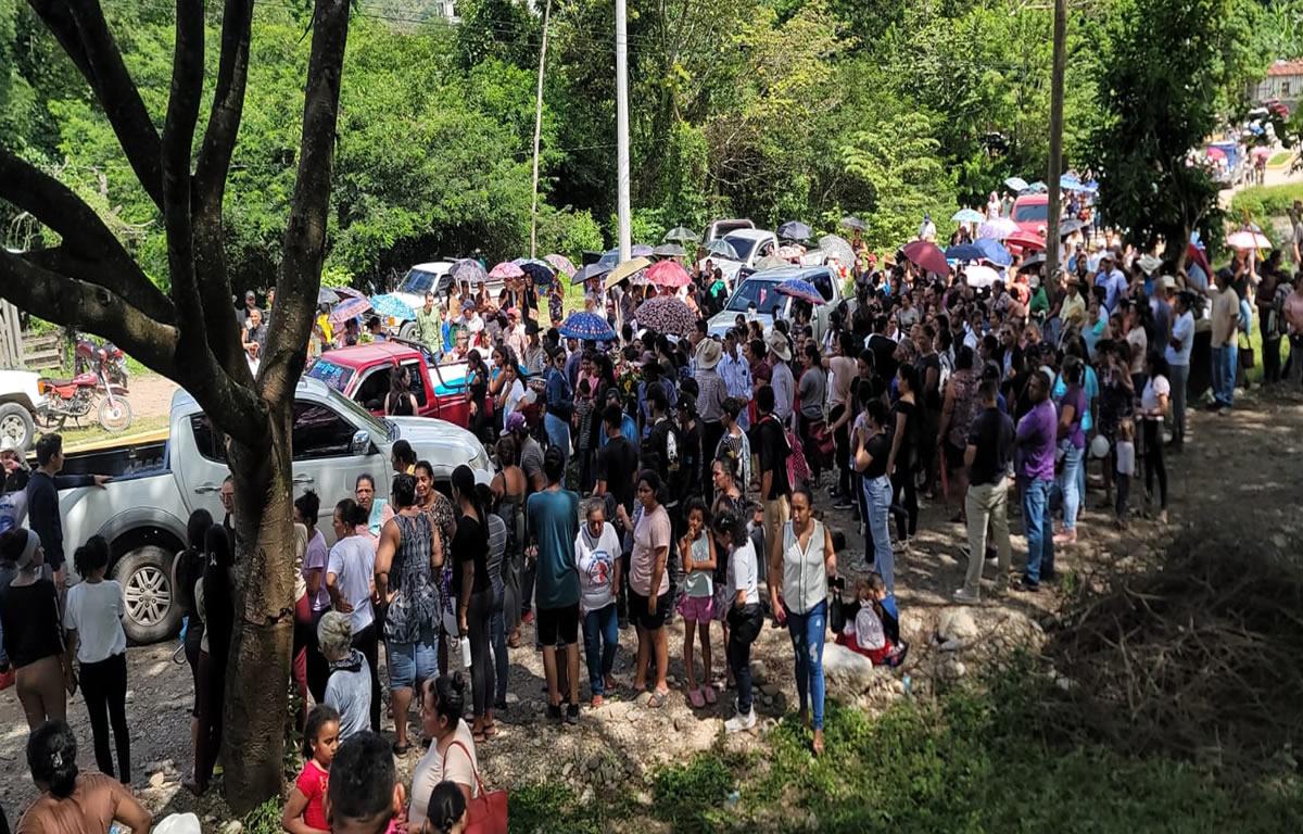 Con caravana vehicular, pobladores despiden a maestra y niños en Marale