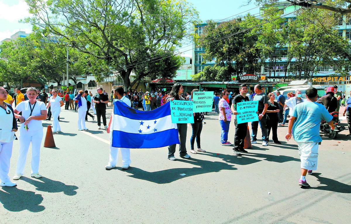 Personal de hospitales y centros de salud protesta por salarios atrasados