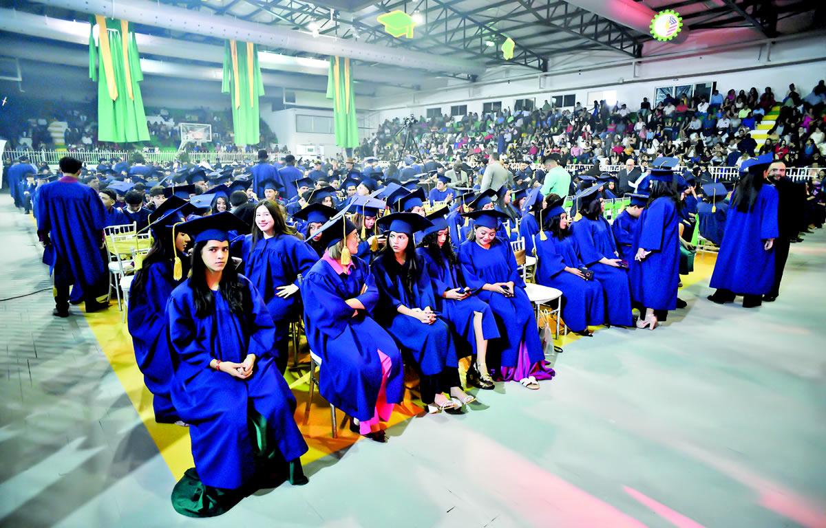Ayer se realizó la graduación de 901 jóvenes de tres centros técnicos municipales tras un año de preparación académica y práctica.