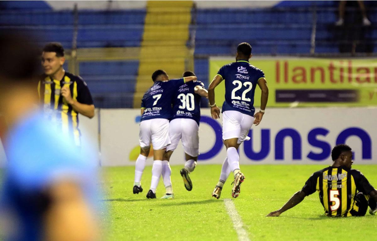 Jugadores de Marathón corren a celebrar el gol del colombiano Edis Ibargüen para la remontada ante Real España.