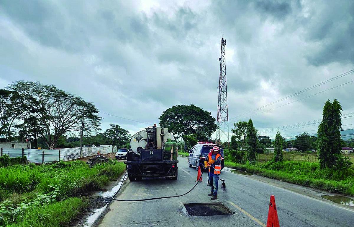 Los baches entre El Progreso y Tela son tapados.