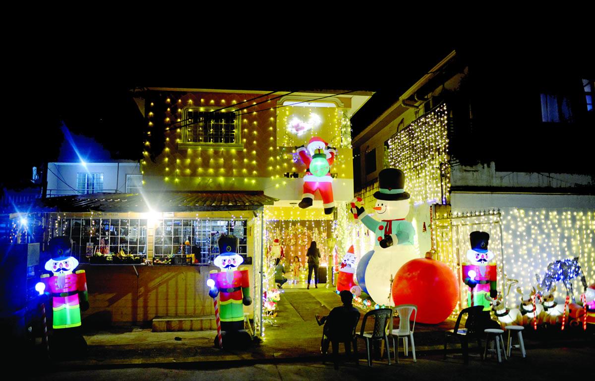 Sampedrana recrea villa navideña en su hogar desde hace una década