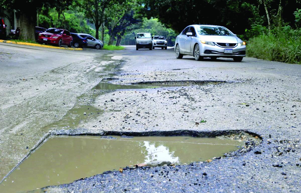 Baches y tráfico, el calvario de pobladores de Jucutuma