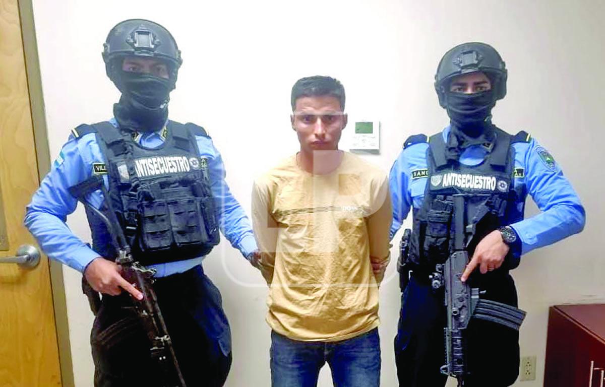 Otro de los policías capturados.