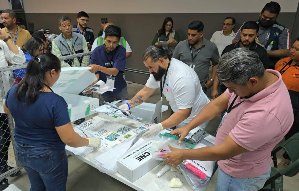 ¿De dónde provienen las primeras urnas abiertas en el escrutinio especial?